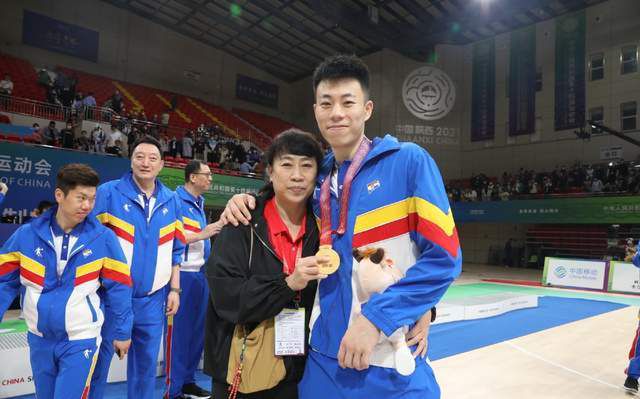 艾米·亚当斯获设计师协会奖 低胸礼服性感迷人 2014-02-24 当地时间2月22日，洛杉矶，第16届服装设计师协会奖举行颁奖典礼，艾米·亚当斯身穿低胸礼服性感亮相，当天其他到场明星还有杰瑞米·雷纳、《内布拉斯加》中饰演一对母子的琼·斯奎布和威尔·福特等。