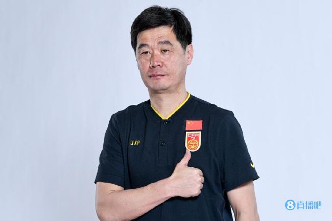 主演佩德罗·帕斯卡背着猎枪，警惕地守在贝拉·拉姆齐身旁。