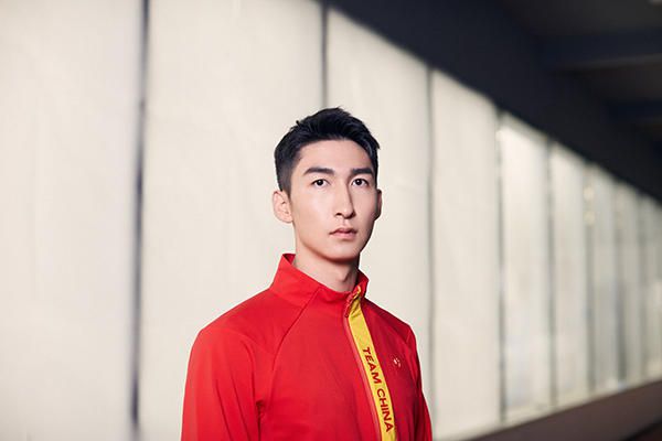 朱莉当日一身露背黑裙，背部纹身抢眼；