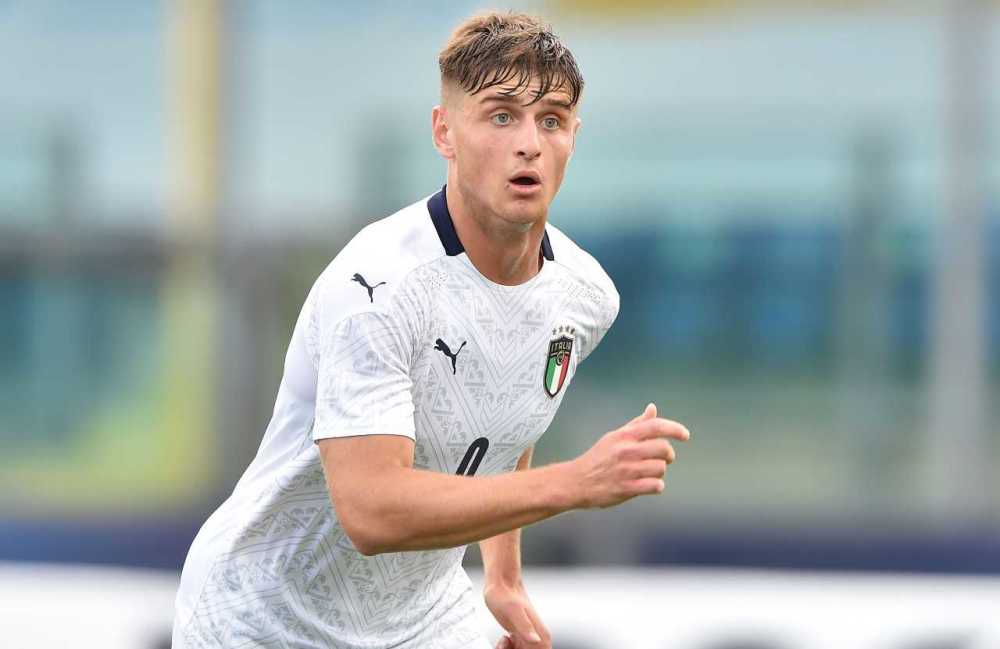钟楚红穿紫色长裙优雅摆姿势 小秀乳沟满脸堆笑 2013-11-21 11月20日在香港，女星钟楚红出席2013年圣诞揭幕活动。