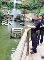 这次他在电影里面饰演“乔帮主”，主要表现的是乔布斯从一名嬉皮士到伟大创业者的过程 《在云端》导演新片曝剧照 温丝莱特收留布洛林 2014-01-11 日前，《朱诺》、《在云端》导演贾森·雷特曼的新片《劳动日》首次发布了海量高清剧照。